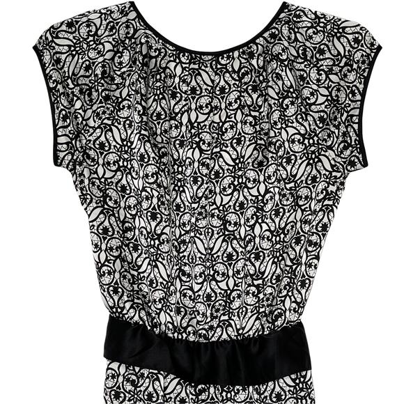 New York & Company Black White Blouse Geometric Cap Sleeves Scoop Neck Small - Picture 8 of 9